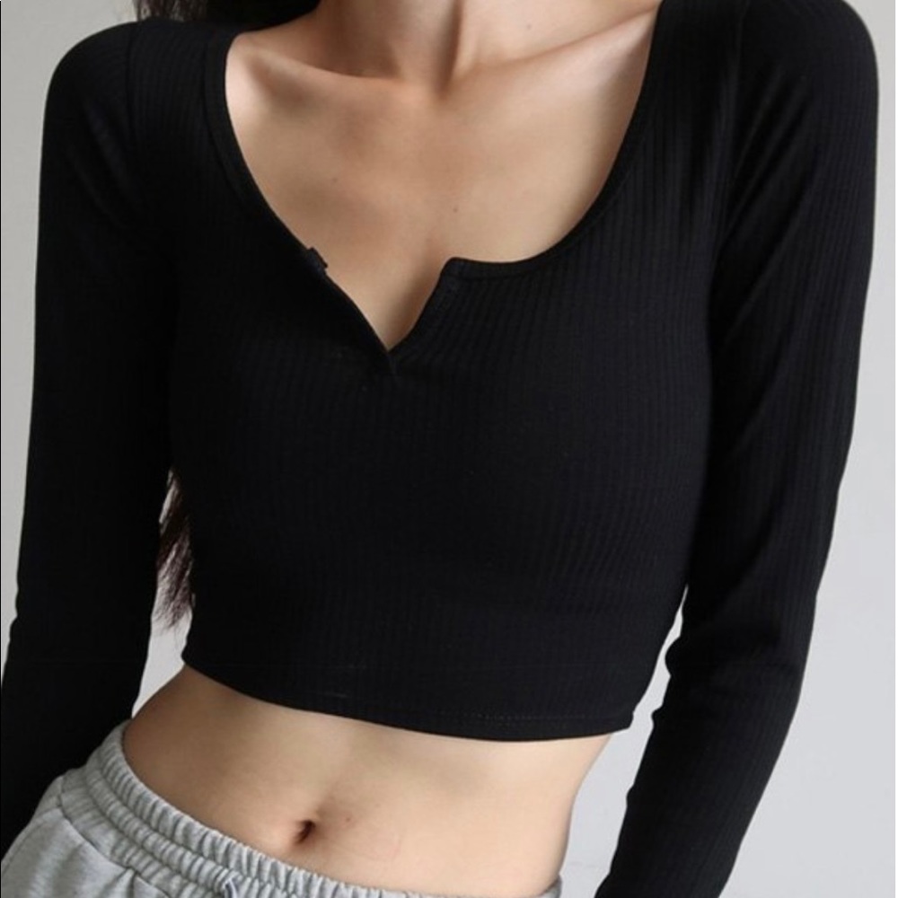 Aritzia TNA Black
Waffle Scoopneck Longsleeve
Cropped thermal longsleeve
